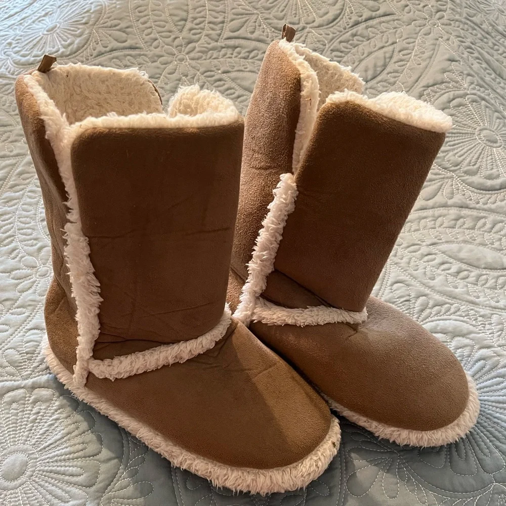 Ladies Like New Boot Slippers. - Picture 1 of 3